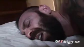 Oso musculoso follado a pelo por joven marine en uniforme