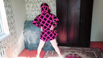 Blonde travesti ado avec chapeau rouge joue en solo