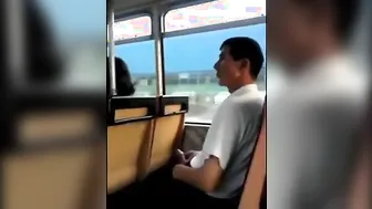 सार्वजनिक बस में हस्तमैथुन करता हुआ आदमी पकड़ा गया