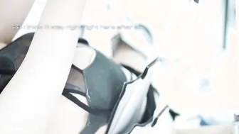 Cara em fantasia de cosplay usa consolo em brincadeira de bondage