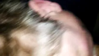 Papa gay suce une bite dans une scène de fellation harley