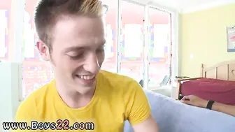 شاب مكسيكي أصغر يكشف عن زبه الكبير في مص ونيك amateur