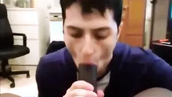 Amateur hace una garganta profunda a una enorme polla negra