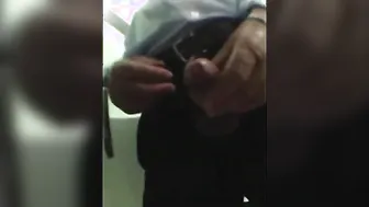 Papá maduro se divierte con un twink en un baño público