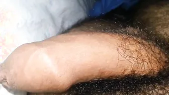Amateur se branle sa bite dure sur le canapé