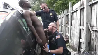Italiano con gran polla pillado en trío público con hombres negros