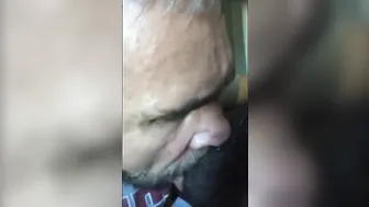 Oso amateur chupa gran polla negra en habitación de hotel