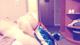 Travesti con disfraz de harley quinn hace mamada y paja manual