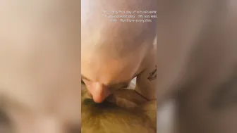 Instrucción de garganta profunda para un tipo tatuado