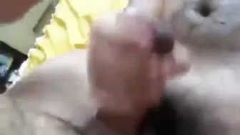 Chico amateur se masturba y frota pollas hasta el corrida