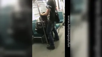 Cara faz boquete público no trem