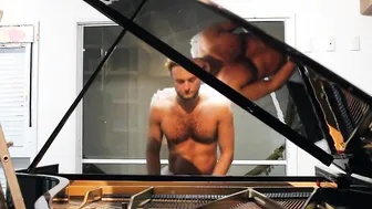 Sessão de amor solo de hunk muscular no dia dos namorados