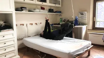 Joven gay adolescente fetichista atado en pantalones de cuero bondage