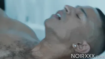 L'athlète black musclé zario travezz prend la grosse bite de mateo ...
