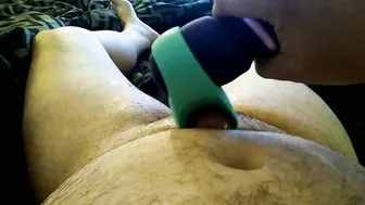 多毛胖男人用按摩棒玩具进行激烈自慰射精