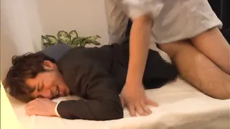 Amants japonais gays en sodomie bareback et fellation
