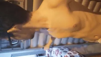 Joven delgado camina afuera en pañal para humillación fetichista