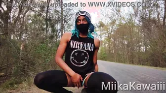 Femboy exibe sua bunda grande e redonda durante caminhada em trilha...