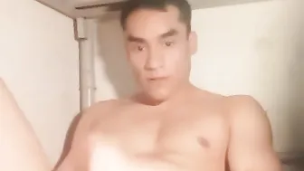 Twink se branle en cellule et éjacule