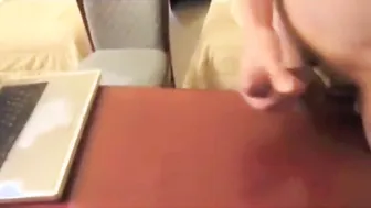 Tipo amateur se masturba con interminables corridas de semen espeso