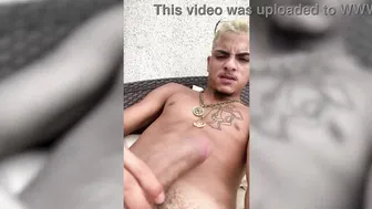Twink adolescente bate punheta com seu pau grande na varanda da mansão
