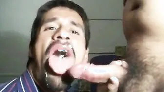 رجل خاضع يمتص زب سيده الضخم بعمق
