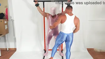 Daddy musculoso em látex e spandex domina seu submissivo esmaltado