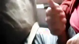 ट्विंक हवाई जहाज में हस्तमैथुन करता है और सह निकलता है