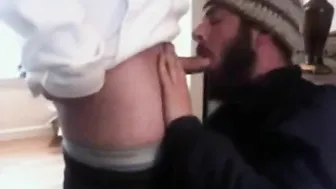 Joven oso chupa al entrenador de lucha y se traga el semen