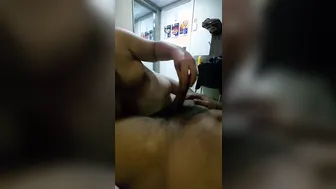 Oso interracial hace garganta profunda y se folla hardcore