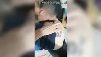 El novio se corre en su culo mientras trabaja en la computadora