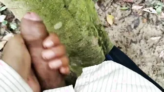 भारतीय आदमी जंगल में पेशाब और स्खलन कर रहा है
