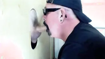 Pai amador dá boquete garganta profunda no glory hole