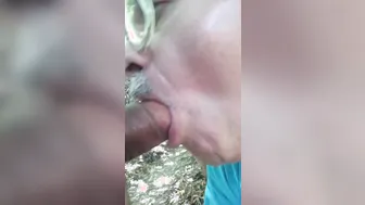 Cara branco e latino fazem garganta profunda em um daddy ao ar livr...