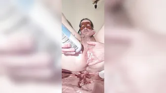 सोलो गे एमेच्योर अपने खुले गधे में खाना भरता है और ब्रश से साफ करता है