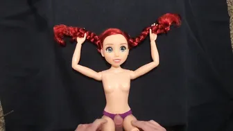 Adolescente rousse ariel avec des couettes se déshabille et se bran...