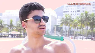 Jeune mince amateur musclé se branle sa grosse bite en solo de pâques