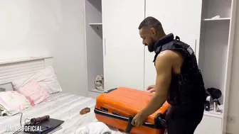 Policial relaxado fode sem camisinha jovem de bunda grande com brin...