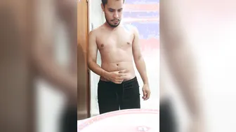 Amateur latino joue avec des jouets anaux et se branle sa grosse bi...