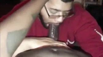 Chico negro amateur da mamada babeante a gran polla