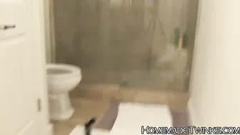 Solo de garoto tatuado se masturbando e usando consolo em vídeo cas...