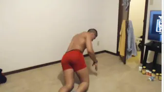 Joven solo se masturba la polla y muestra su culo en webcam