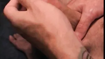 Twink se masturba su gran polla perforada en sesión de masturbación...
