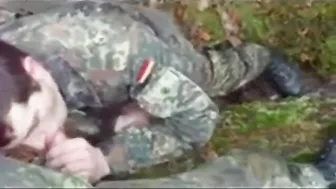 Soldado alemão hétero recebe sua primeira chupada e engole porra
