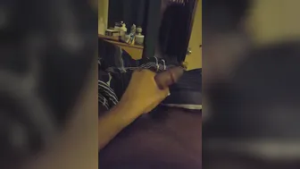 Chico universitario amateur hace una paja con gran polla negra