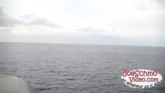 Brian sin circuncisar hace una mamada arriesgada en un barco