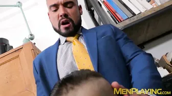 Hunk musculoso barbado en traje chupa polla y es follado analmente