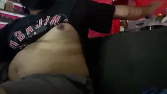 Tipo se masturba con un bolígrafo vape en inserción anal
