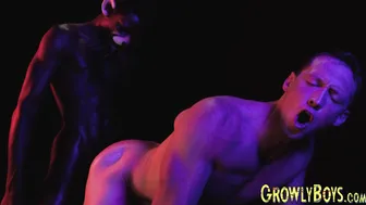 Jovencito negro se folla a pelo a un guapo daddy con una polla grande