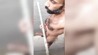 Oso amateur muestra su gran polla antes de paja a pelo